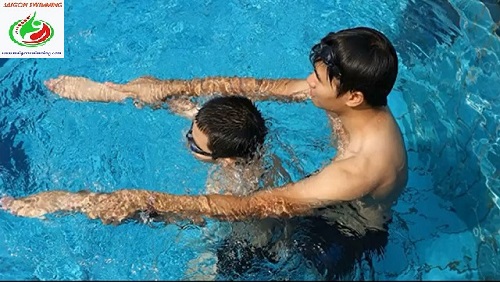 Hồ bơi Xanh có nhiều lớp học bơi cho người lớn và trẻ em